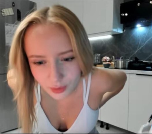 Красивая блондинка