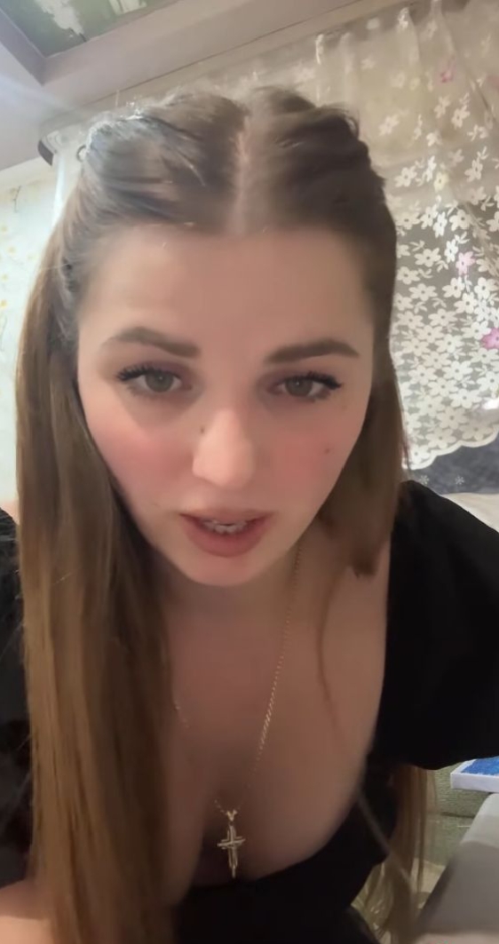 Молодая девушка с формами - 5