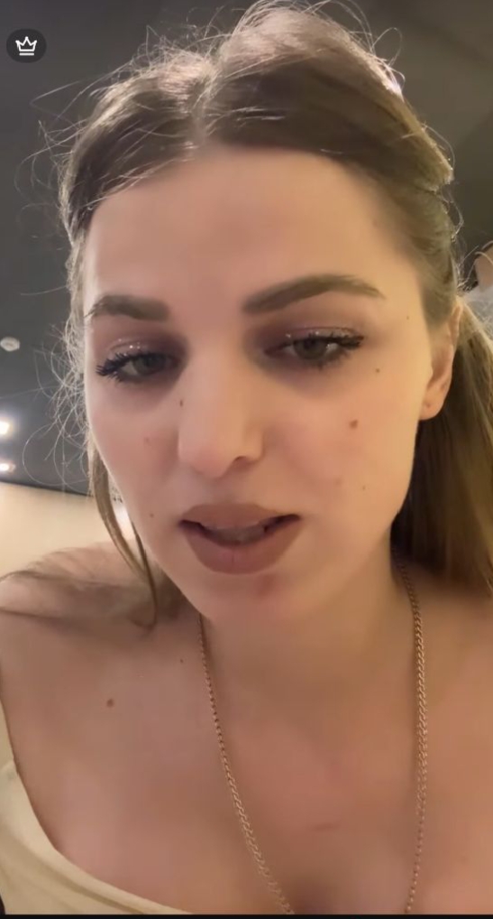 Молодая девушка с формами - 8