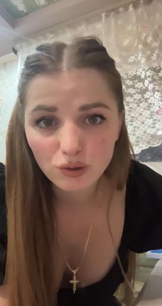 Молодая девушка с формами - 9