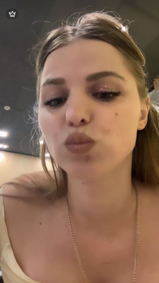 Молодая девушка с формами - 10