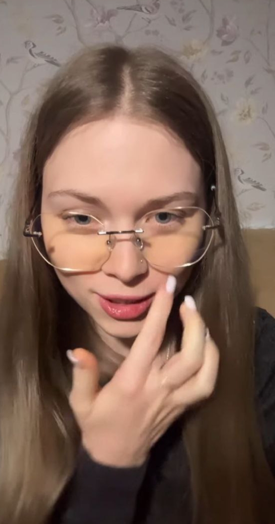 Фото девушки в очках