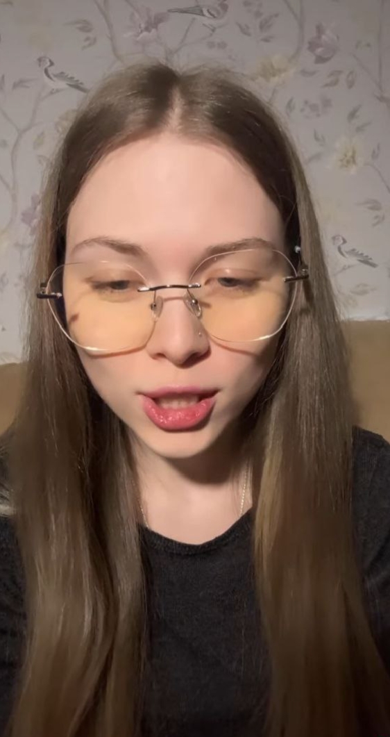 Фото девушки в очках - 2