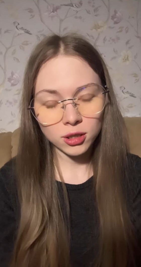 Фото девушки в очках - 3