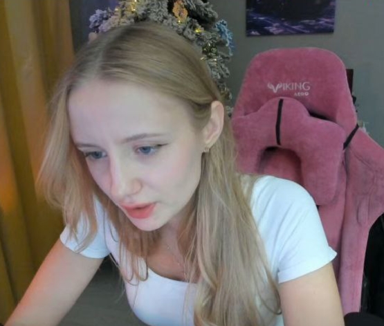 Молодая блондинка - 4