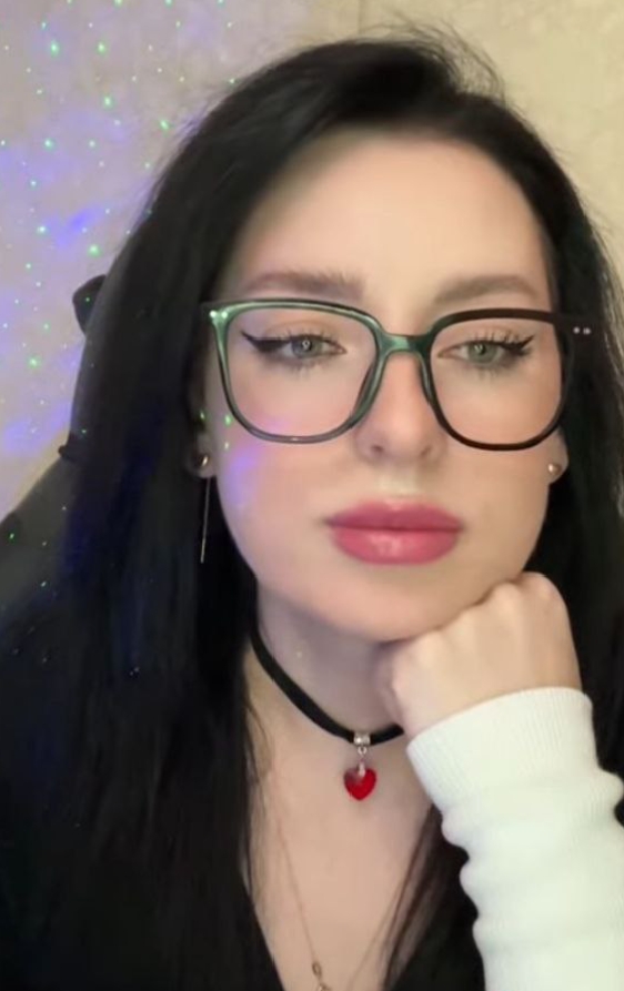 Милфа в очках