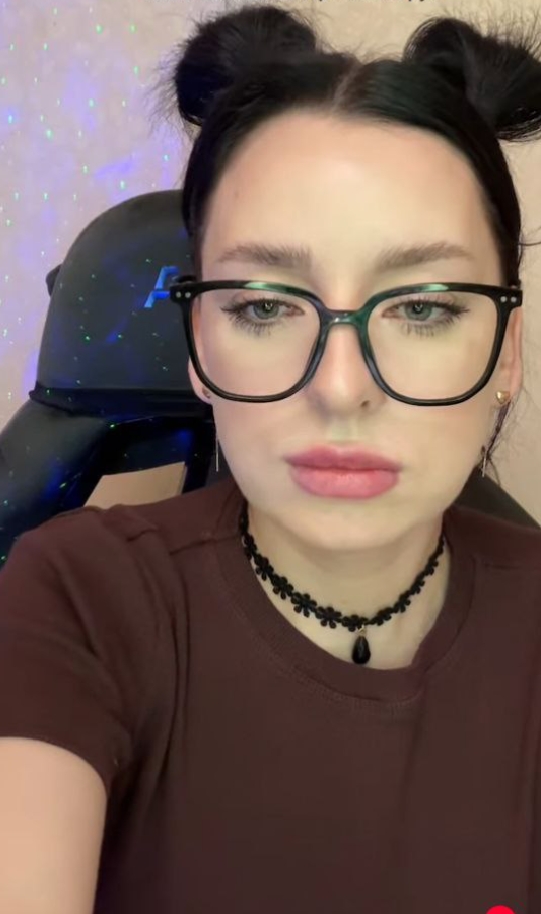 Милфа в очках - 2