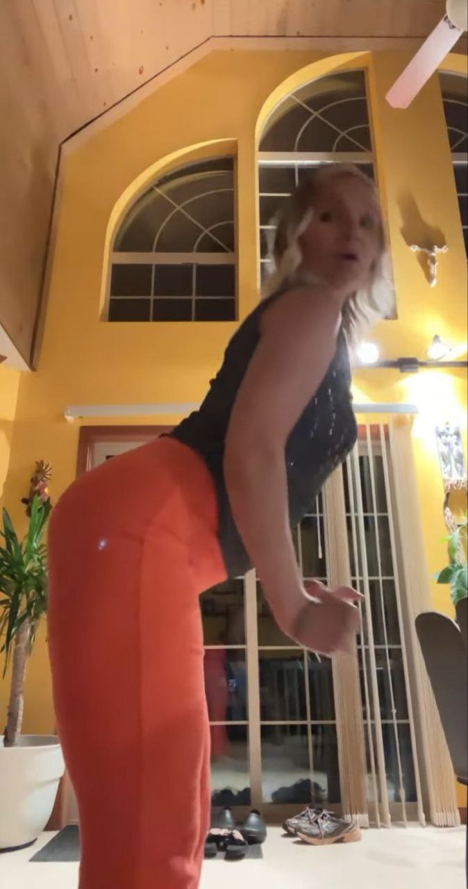 Милфа с большой попой - 2