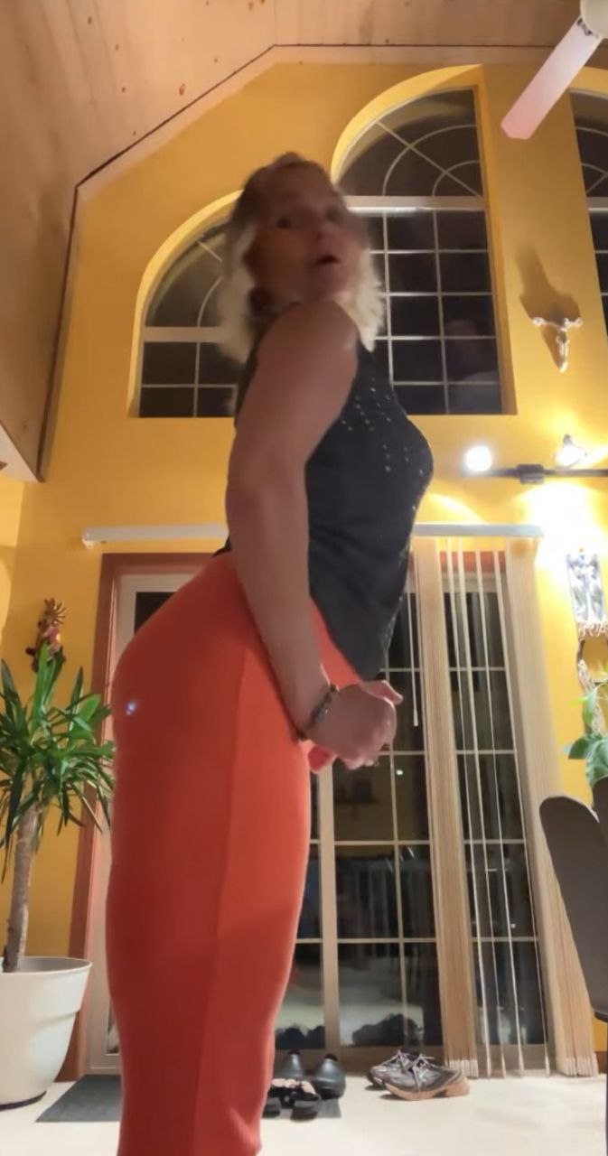 Милфа с большой попой - 3