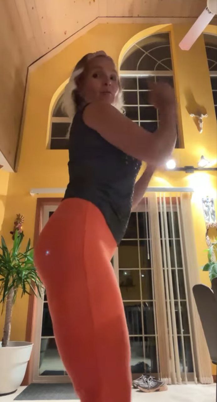 Милфа с большой попой - 4