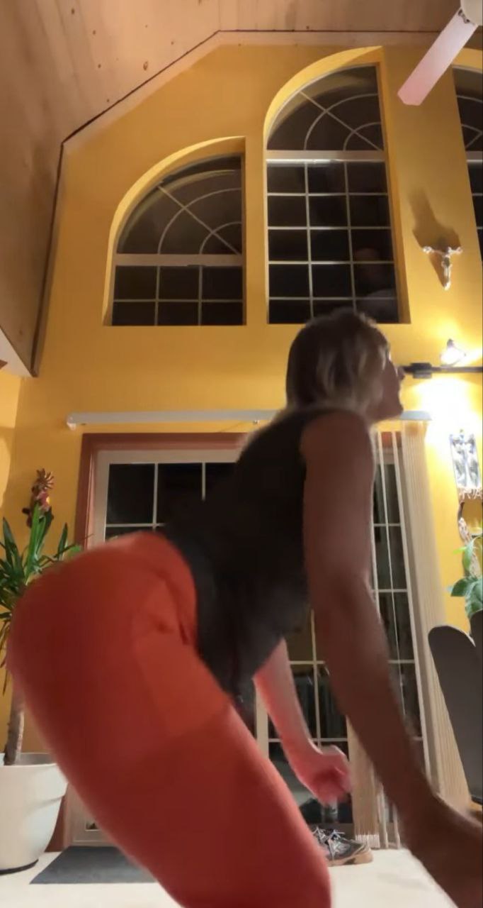 Милфа с большой попой - 8