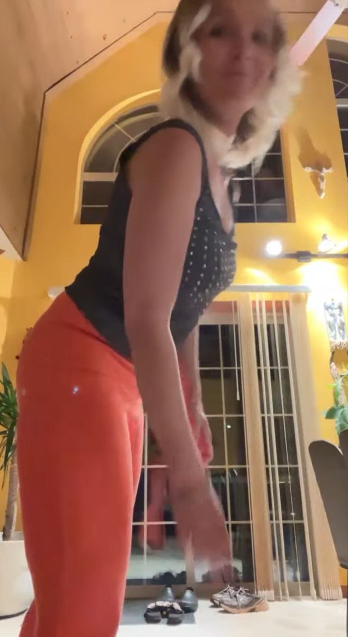 Милфа с большой попой - 9