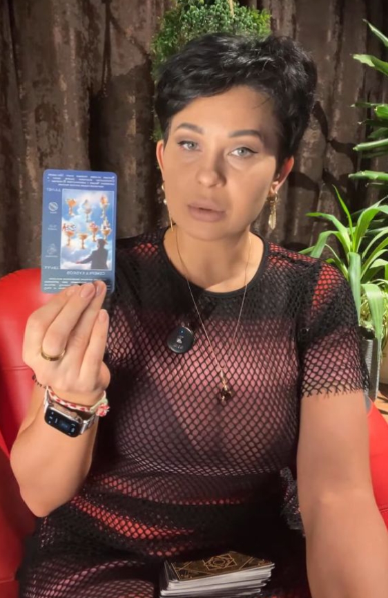 Девушка гадалка фото