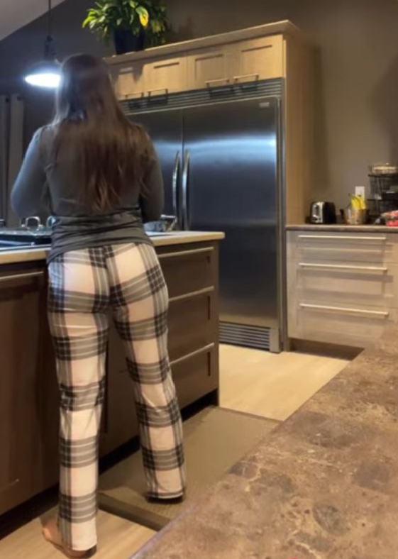 Девушка с большой попой фото - 2