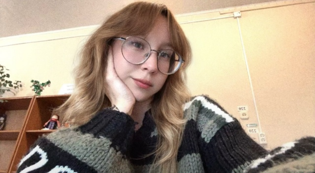 Милая девушка в очках