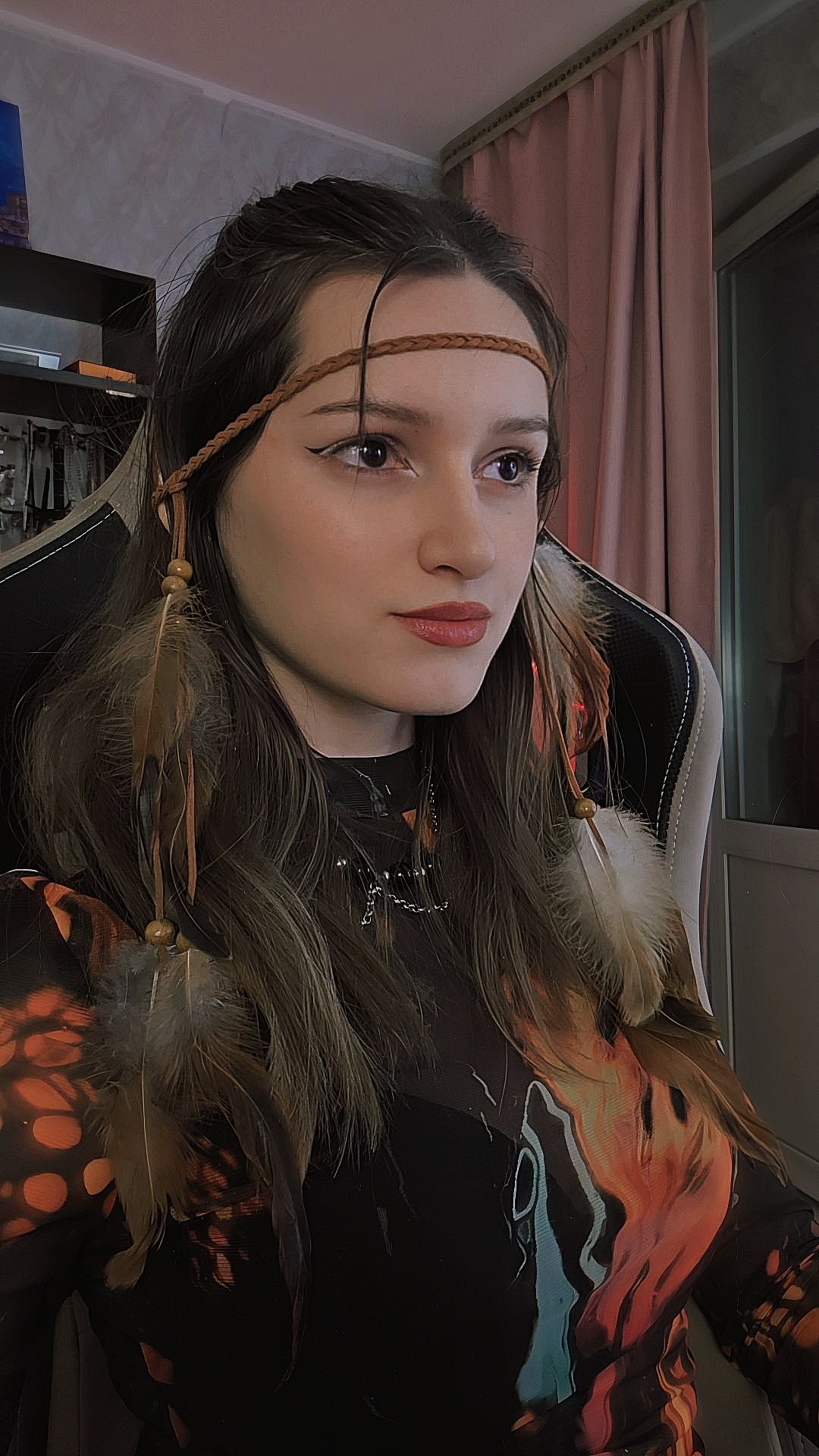 Красива девушка геймер - 4