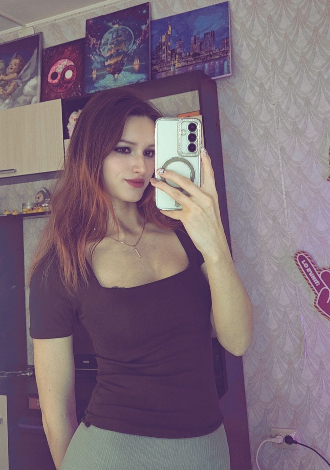 Красива девушка геймер - 5