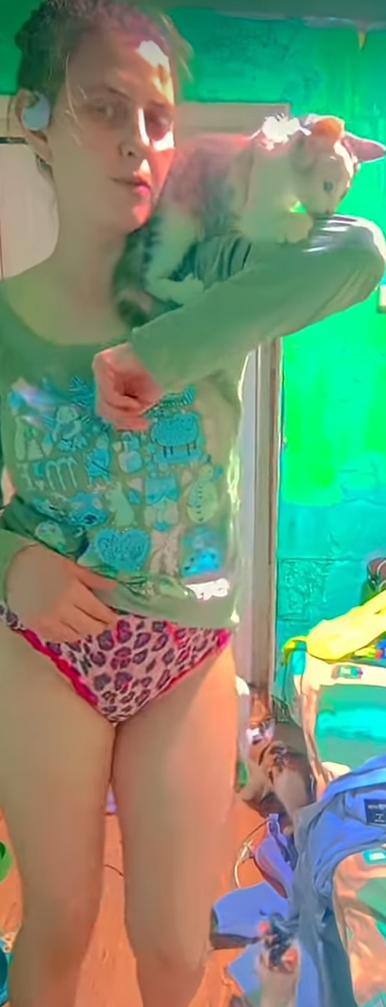 Солевая русская девушка в трусах - 2