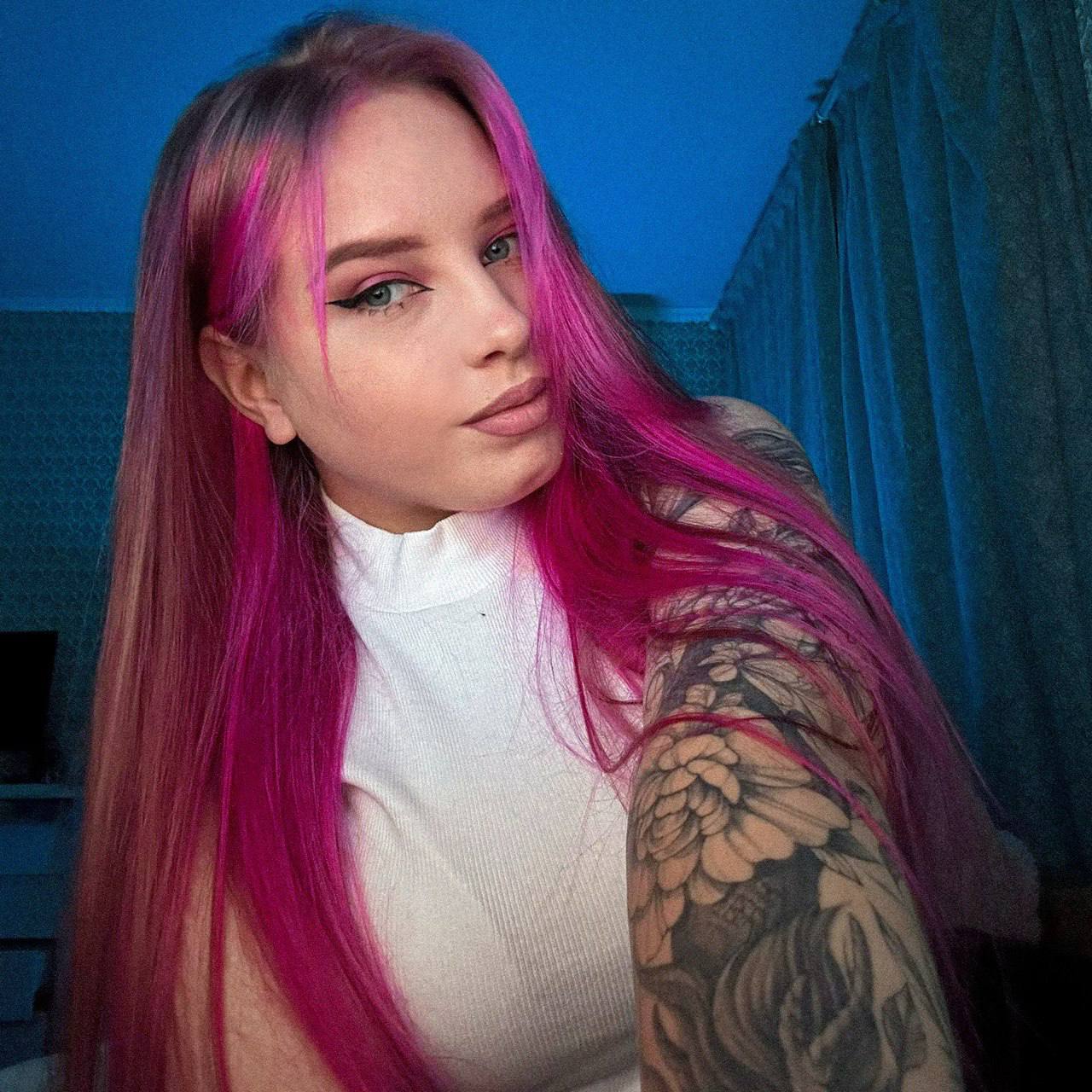 Красивая молодая девушка фото