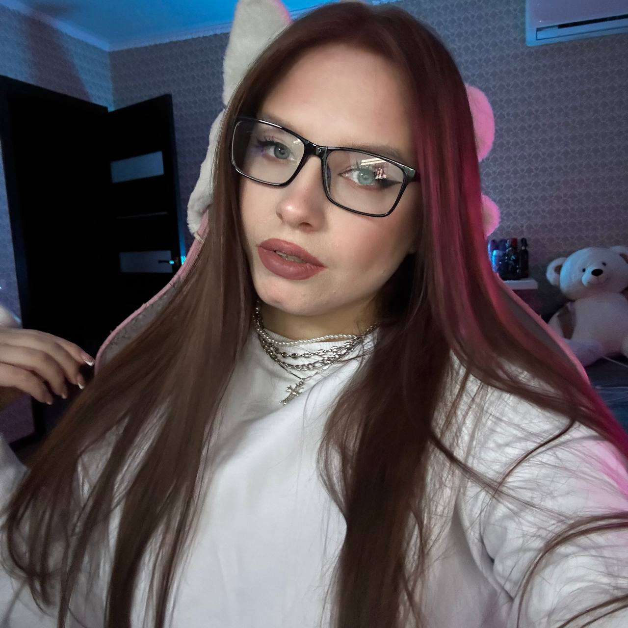 Красивая молодая девушка фото - 2