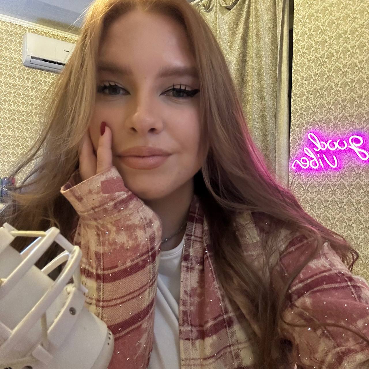 Красивая молодая девушка фото - 3