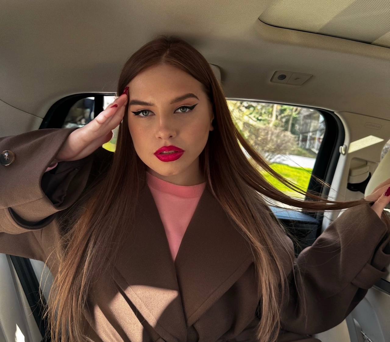 Красивая молодая девушка фото - 6