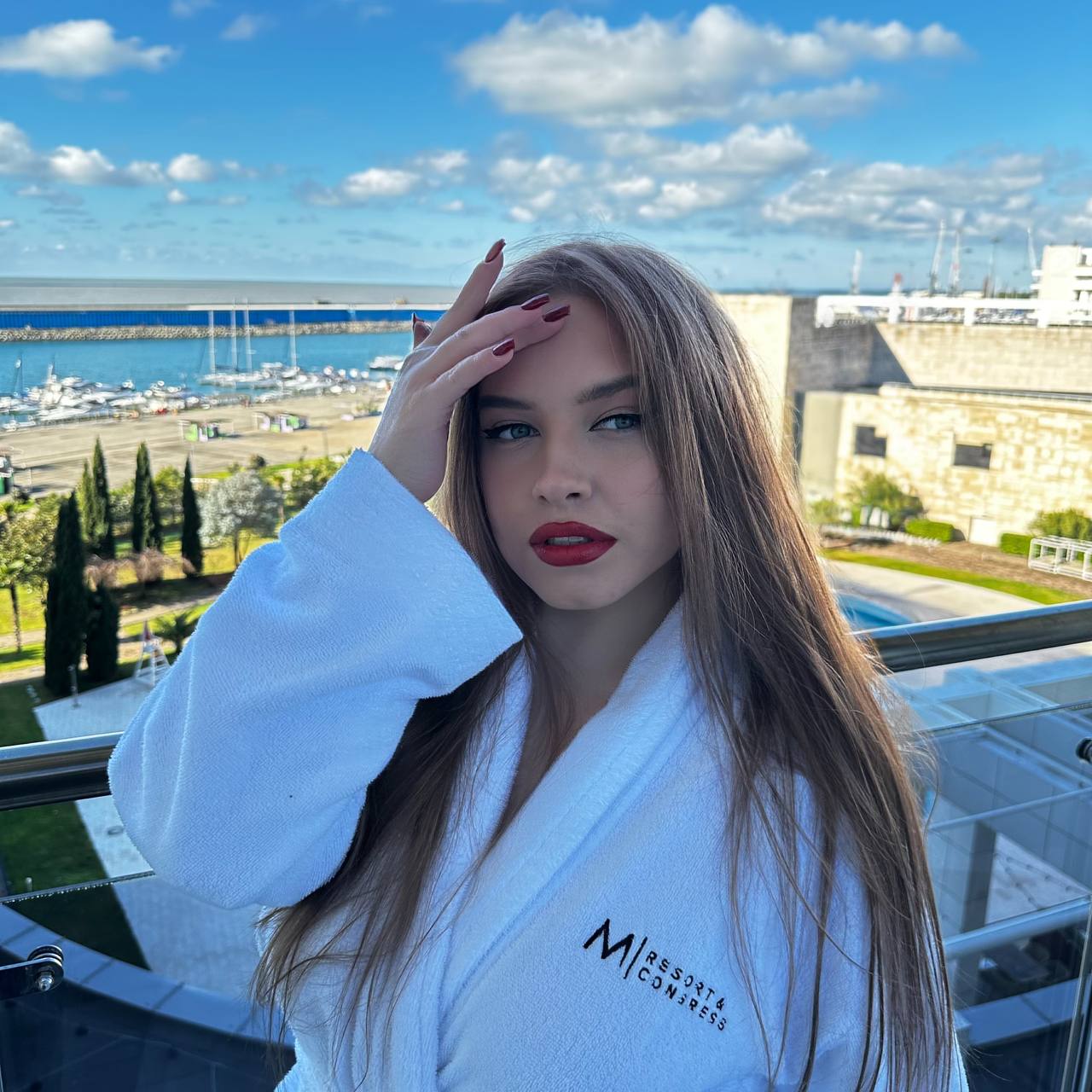 Красивая молодая девушка фото - 7