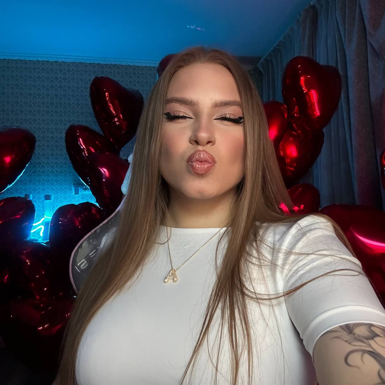 Красивая молодая девушка фото - 10