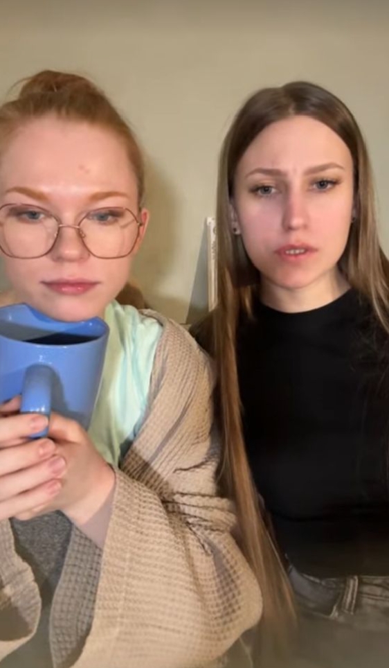 Две красивые девушки