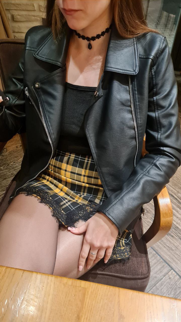 Девушка без трусов фото - 9