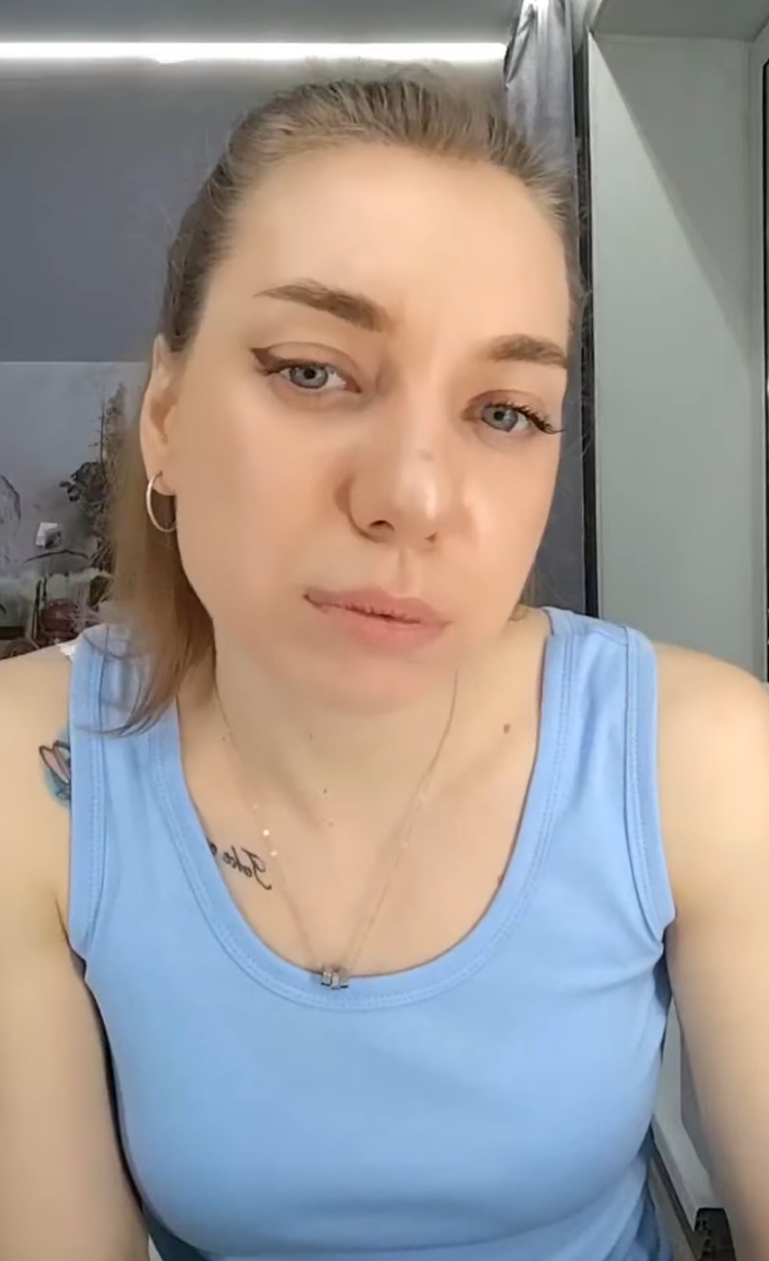 Красивая молодая девушка