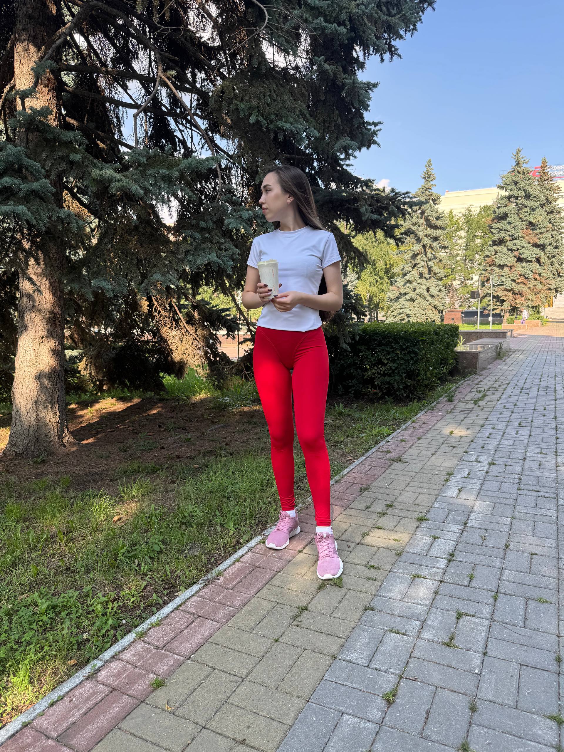 Красивая девушка в легинсах