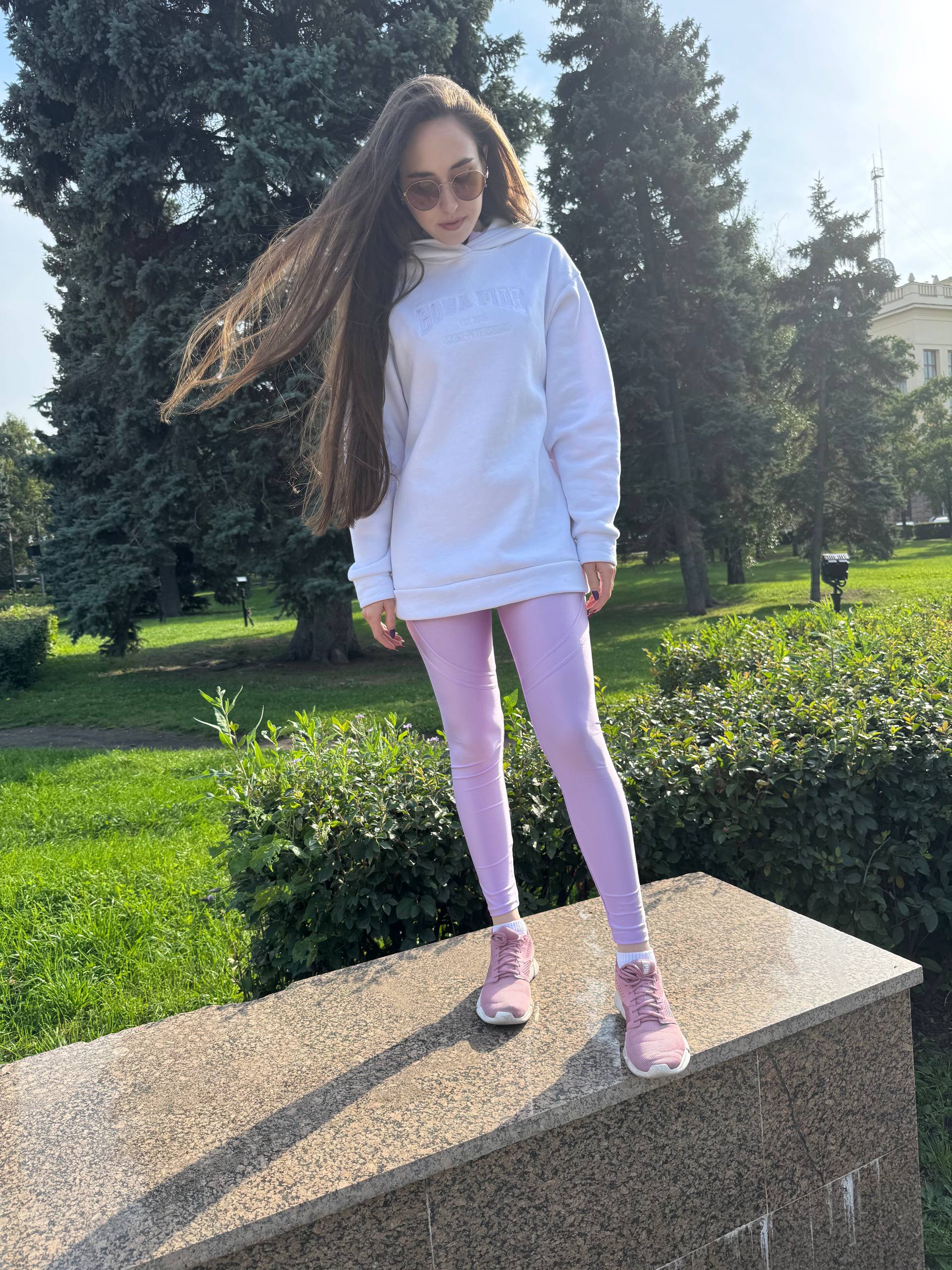 Красивая девушка в легинсах - 4