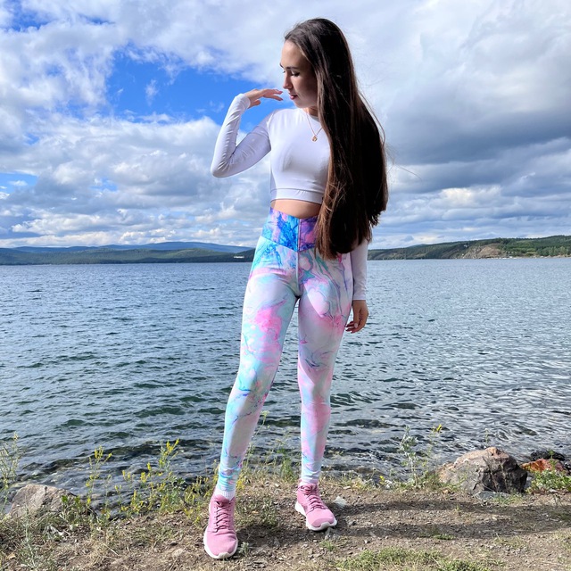 Красивая девушка в легинсах - 10