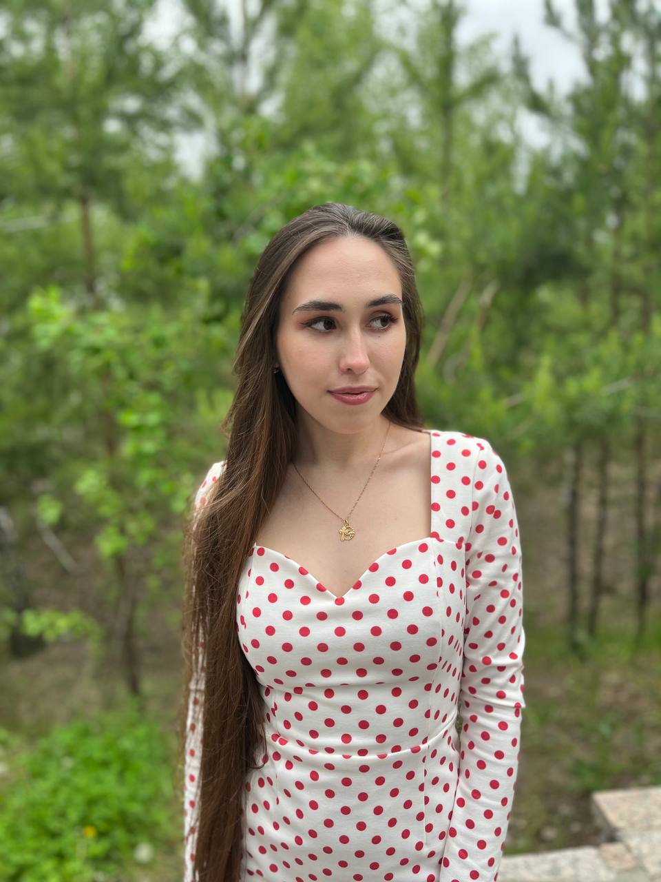 Красивая девушка в платье