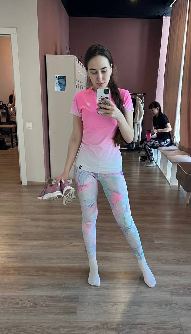 Девушка в легинсах - 2