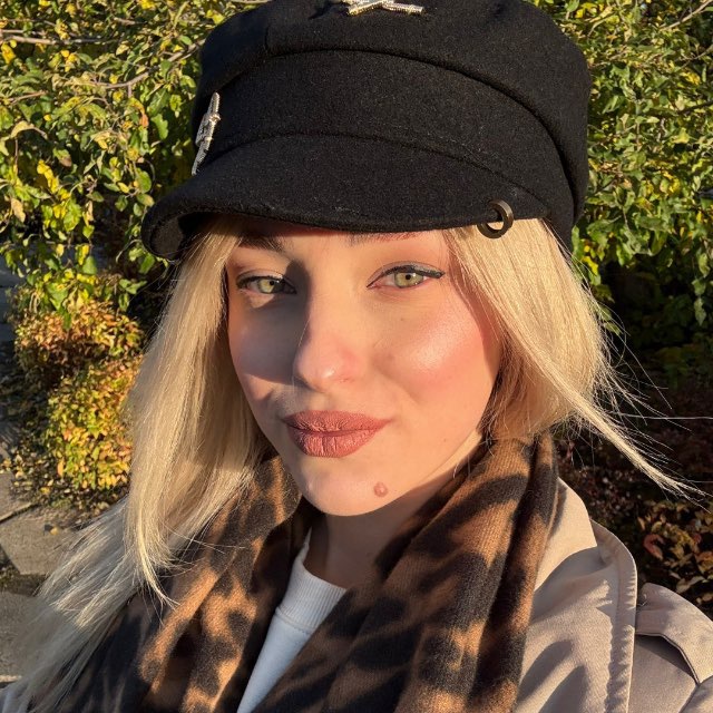 Красивая блондинка