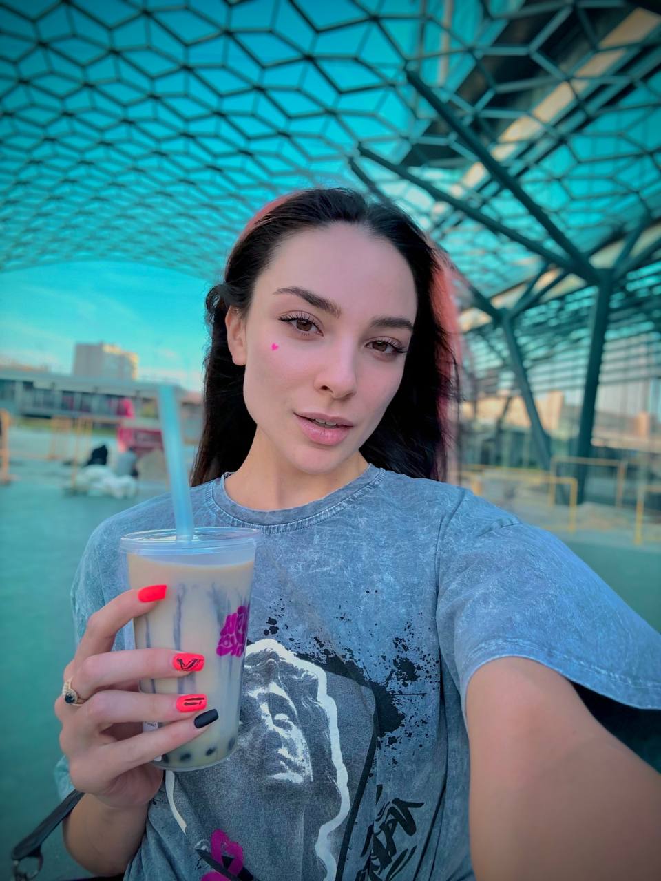 Красивая молодая девушка