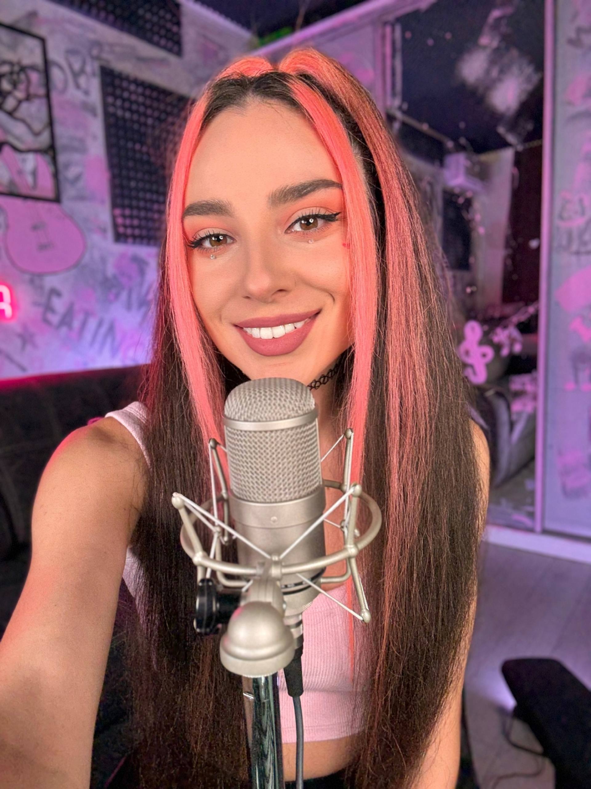 Красивая молодая девушка - 2