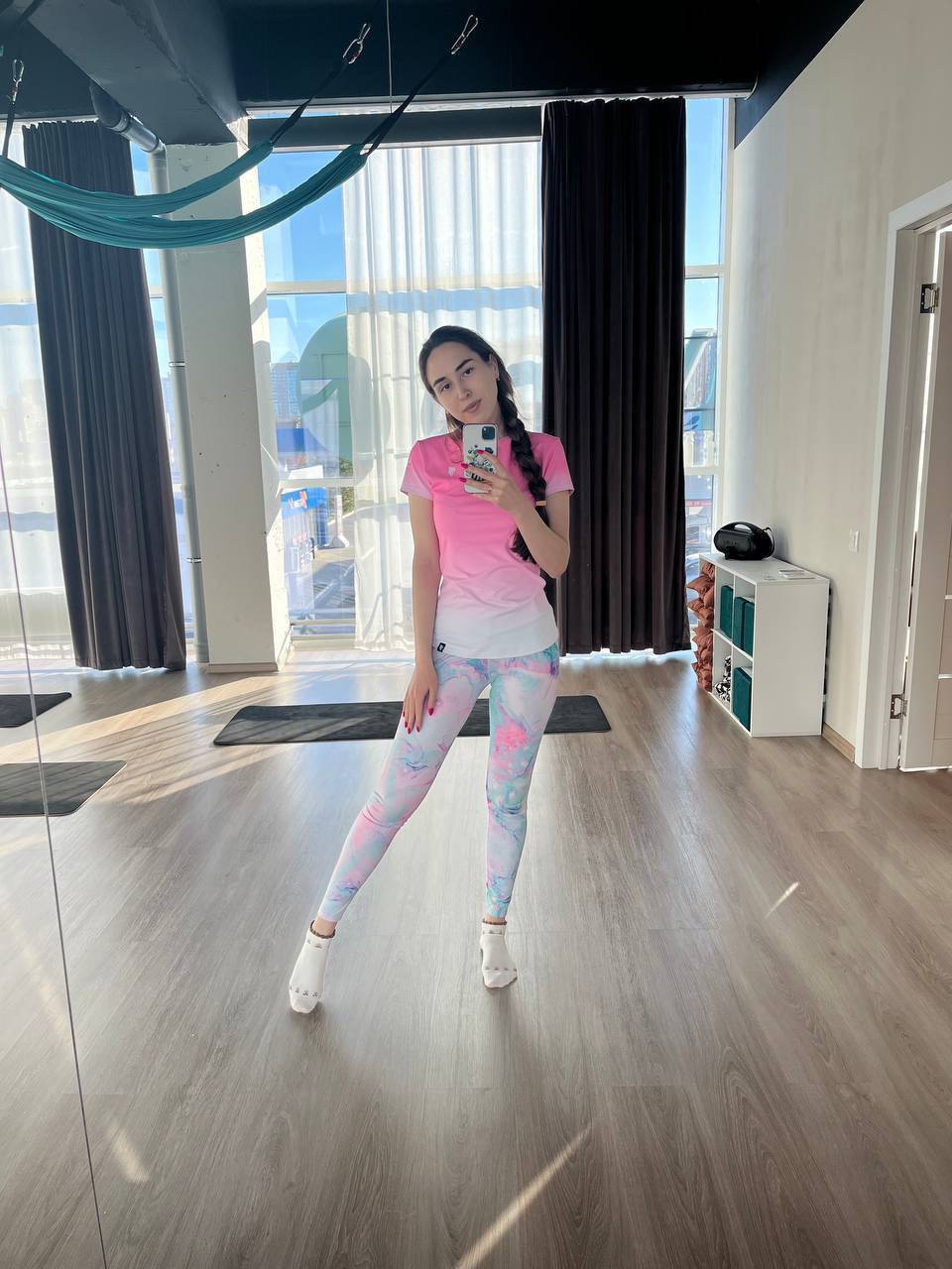 Девушка в лосинах