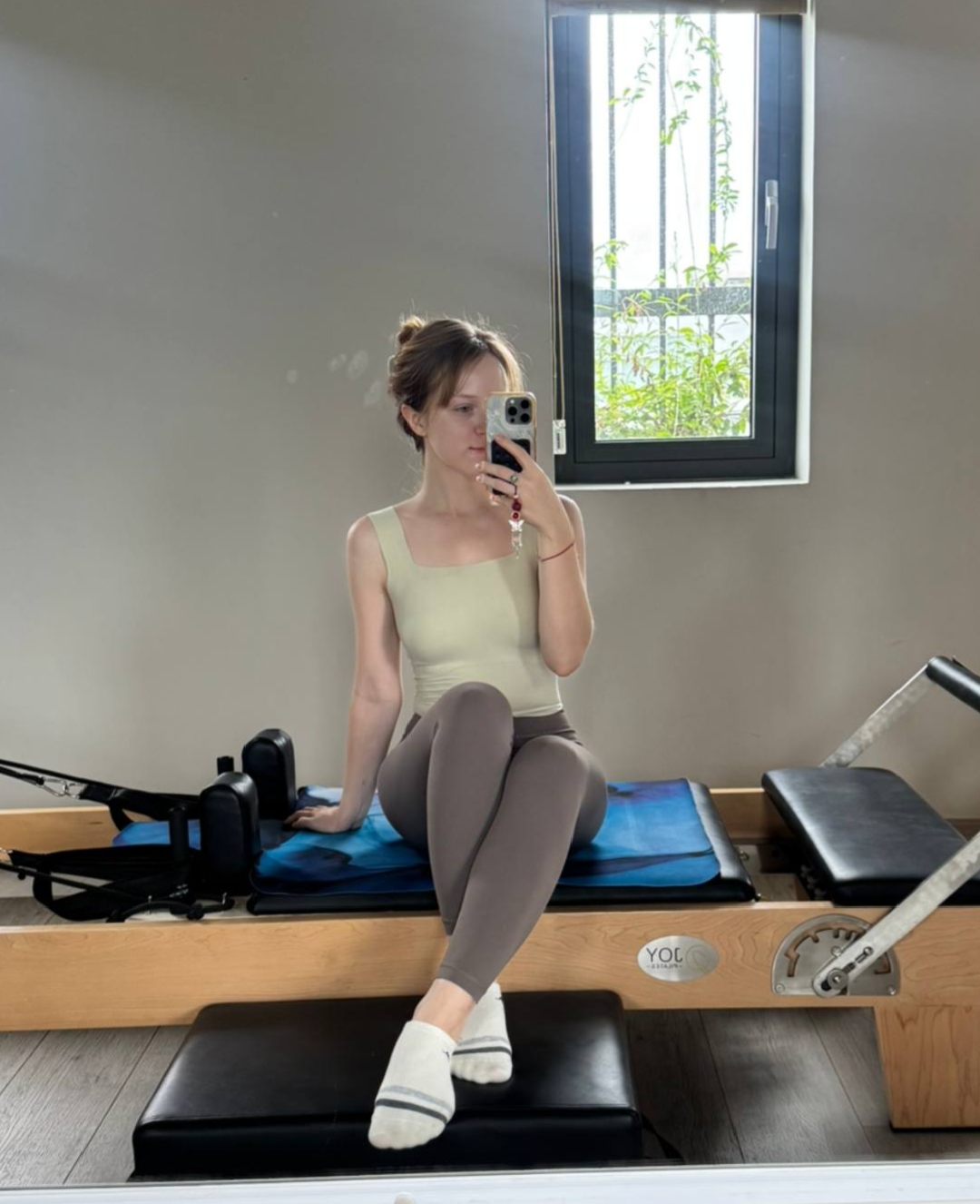 Красивая девушка в лосинах