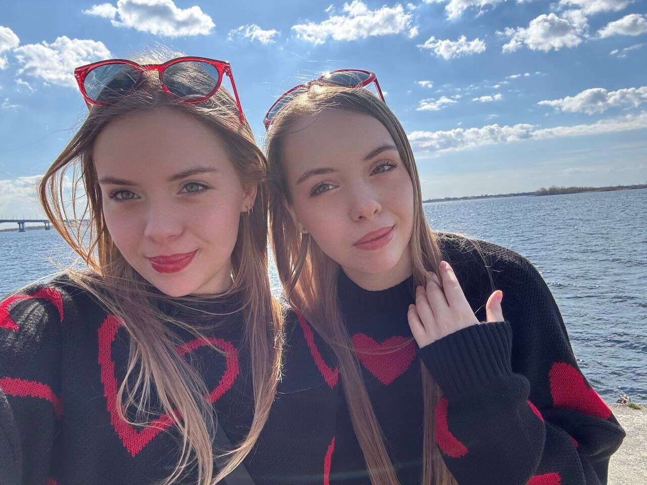 Две красивые девушки