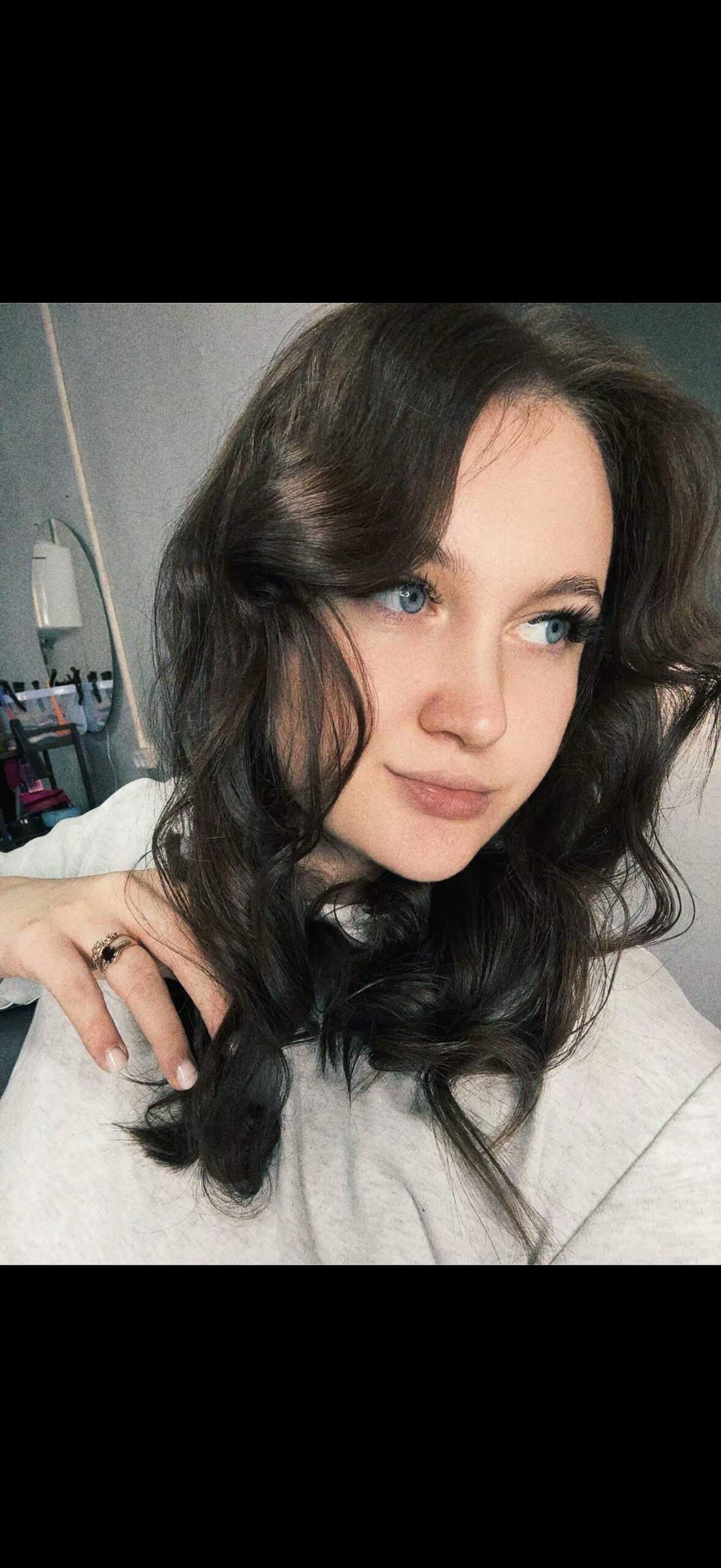 Русская черноволосая девушка