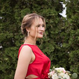 Молодая девушка в платье