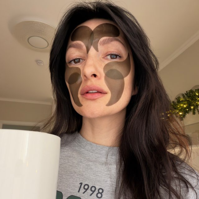 Мама с каким то кремпаем на лице