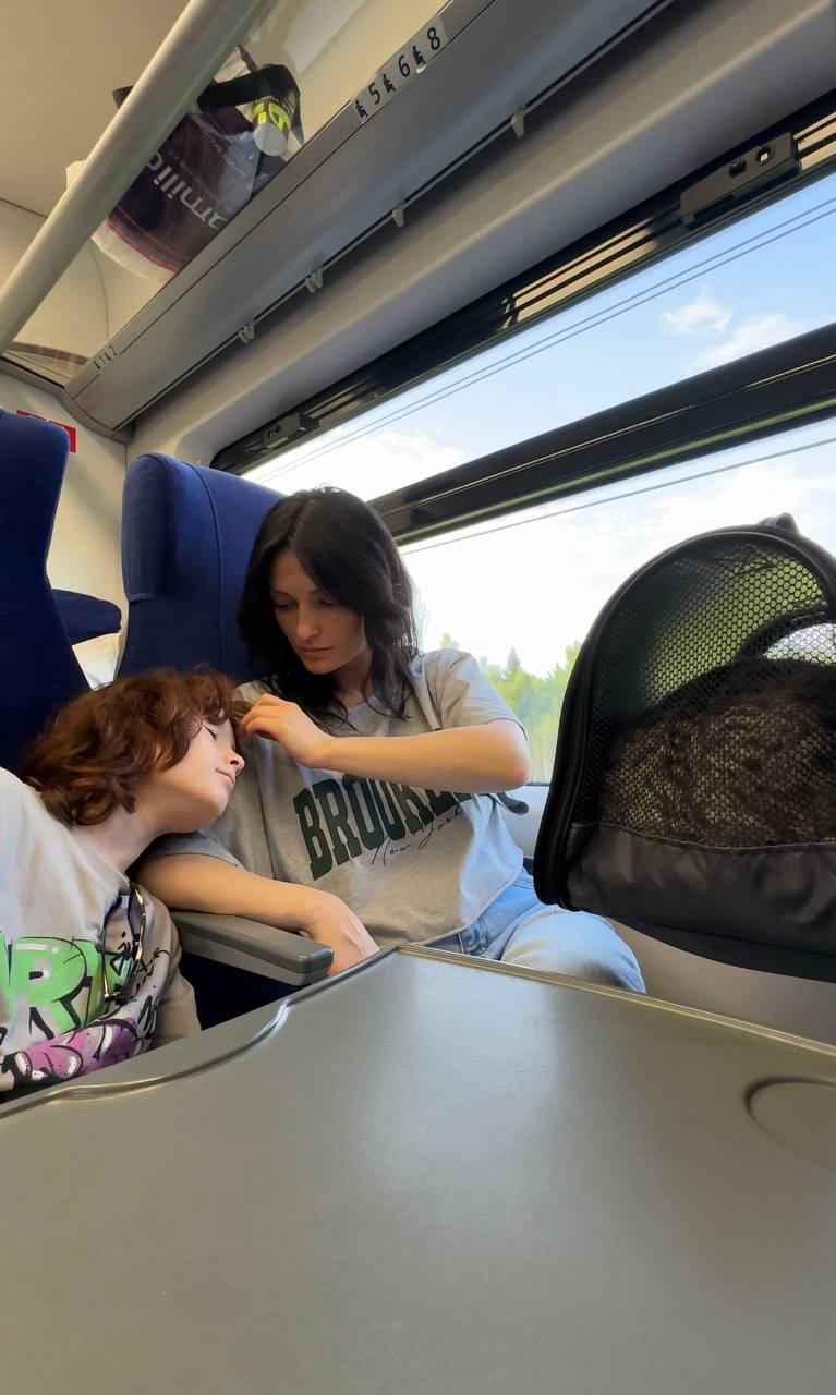 Мама с каким то кремпаем на лице - 4