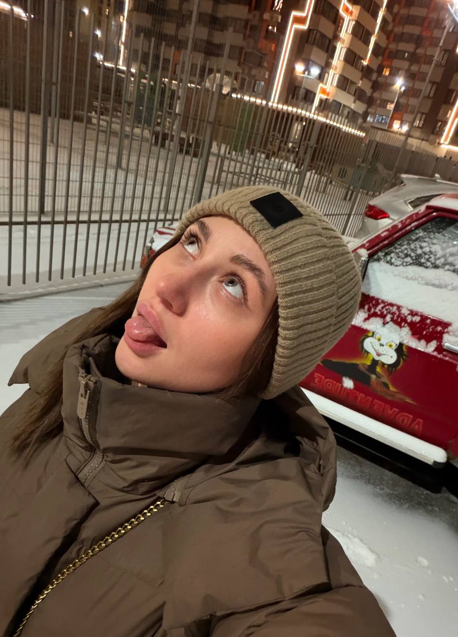 Расфуфыренная девушка