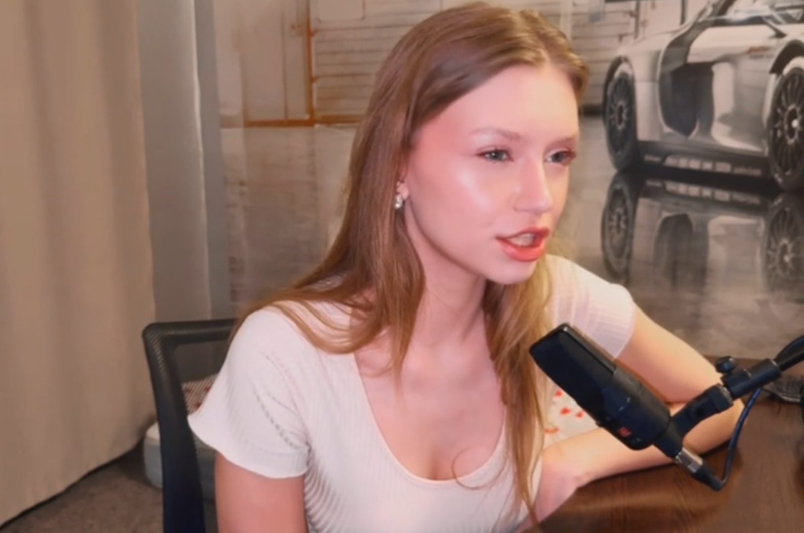 Девушка симпотяга со сладкими формами