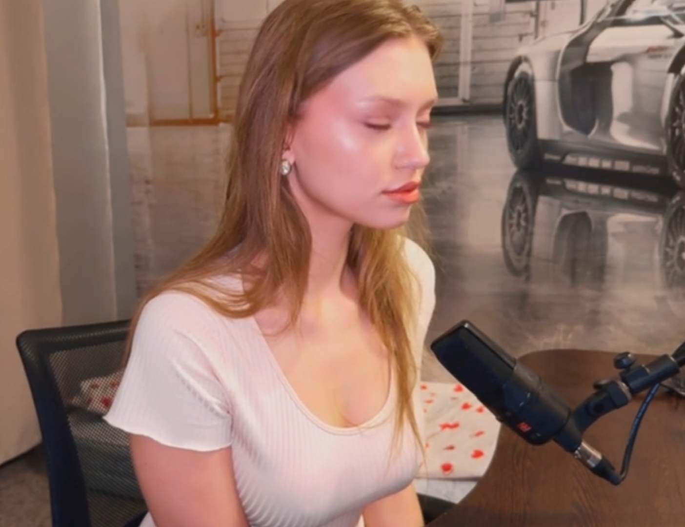 Девушка симпотяга со сладкими формами - 2