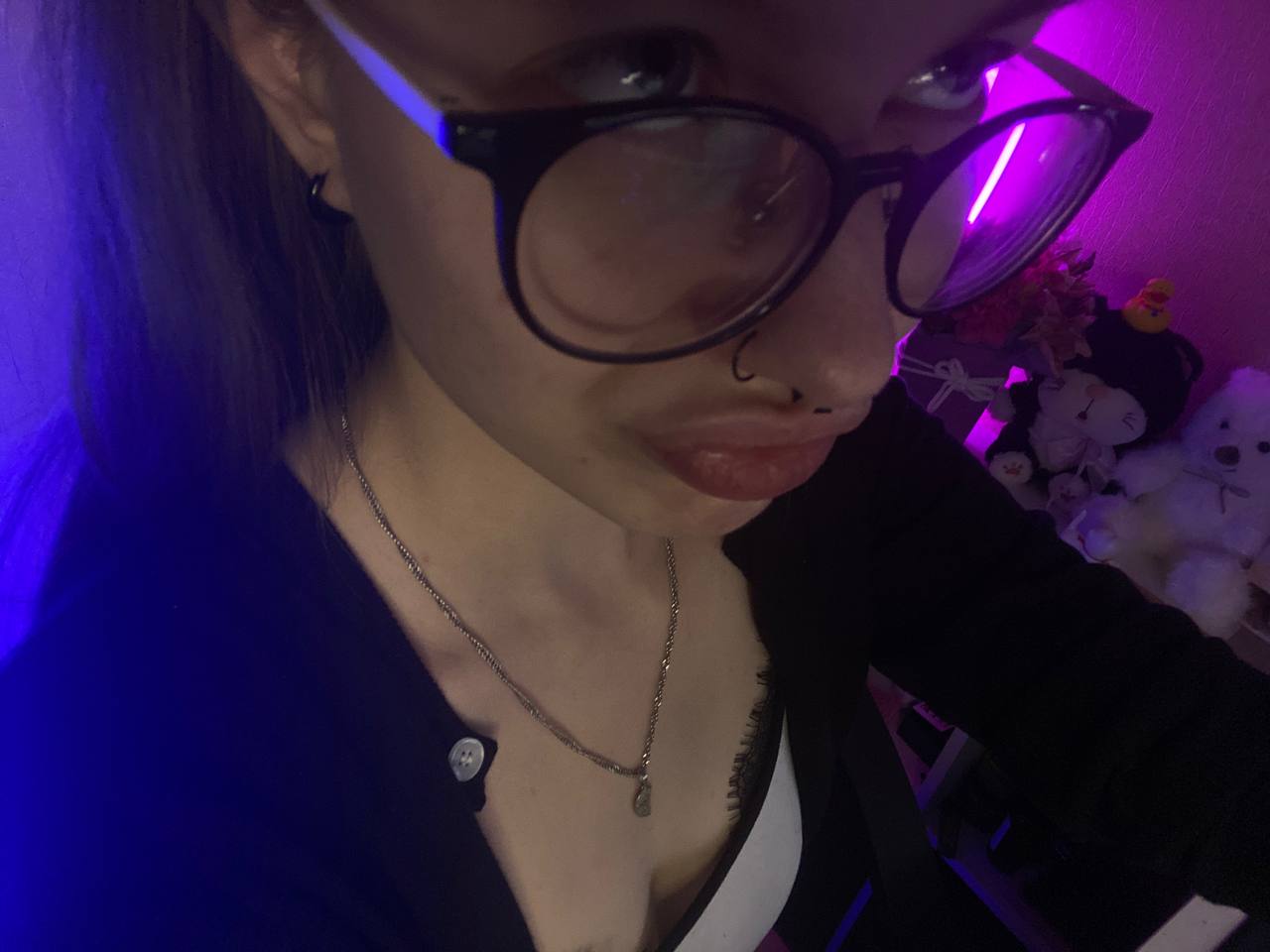 Молодая девушка в очках